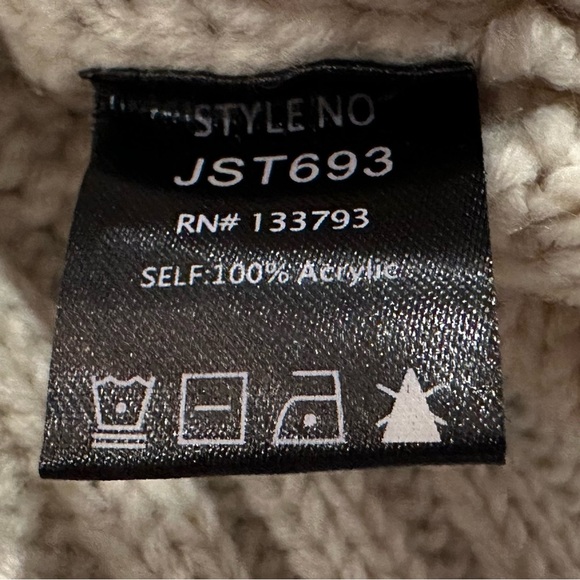 POL Cream V-Neck Cable Knit Sweater - Picture 4 of 7